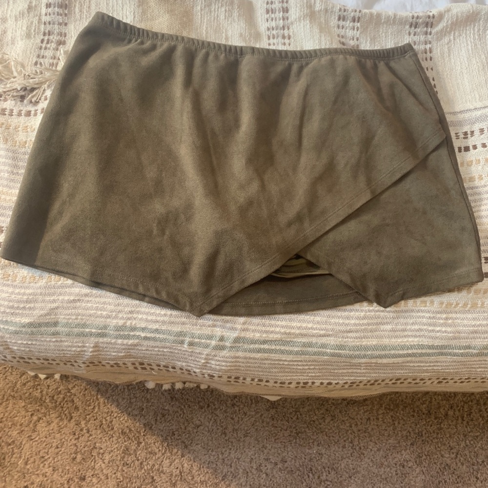 cute green skirt!!